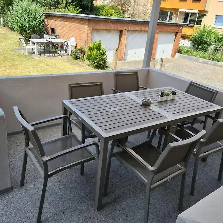 Modernes Erdgeschoss-apartment Mit Terasse