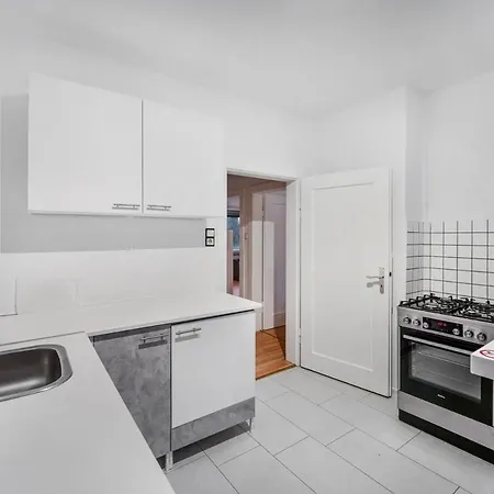 Modernes Erdgeschoss-apartment Mit Terasse